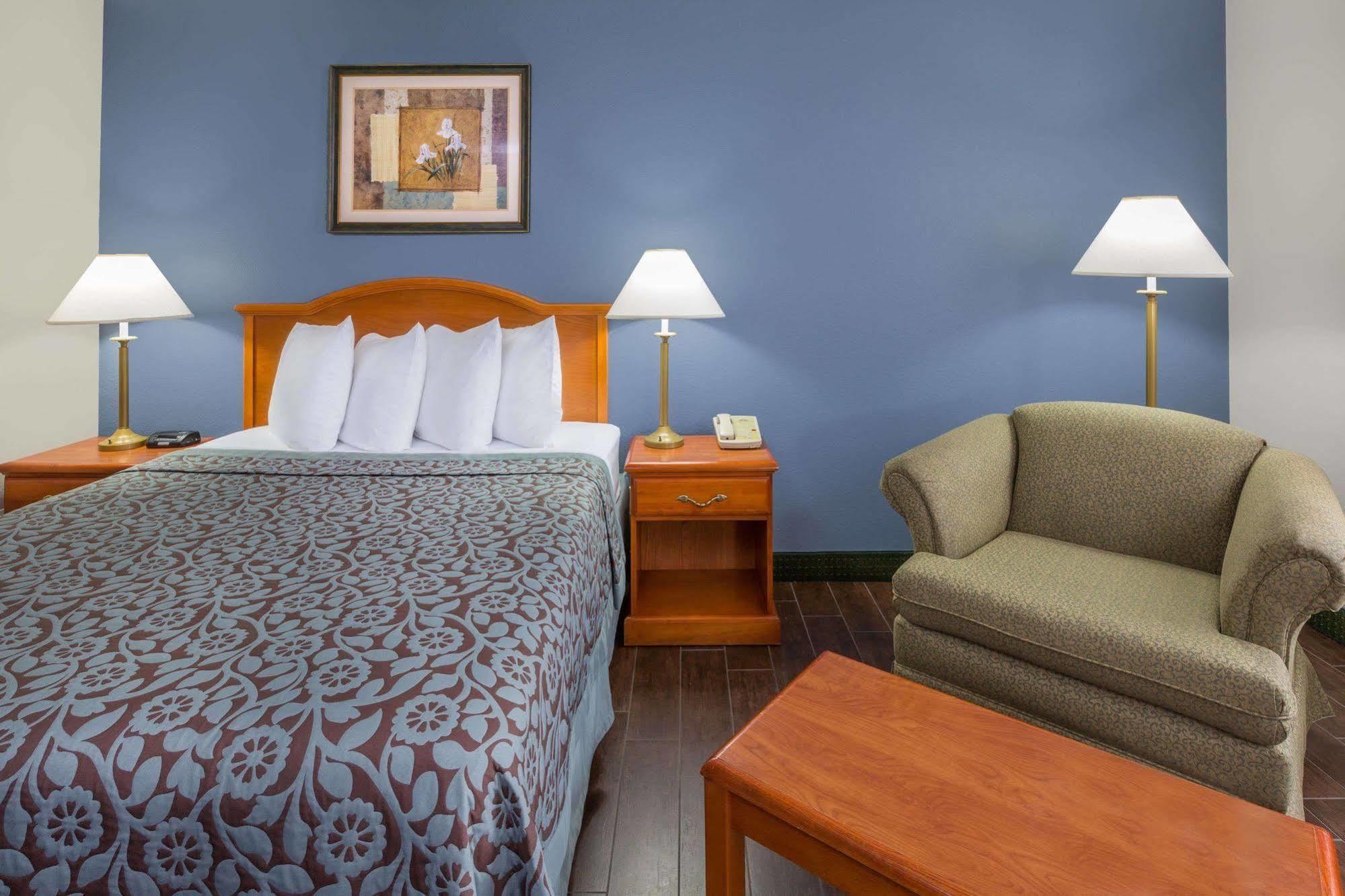 Days Inn By Wyndham Galliano La Zewnętrze zdjęcie